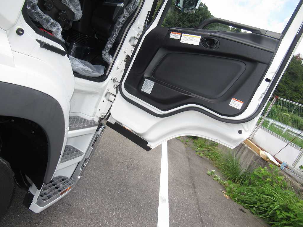 四国車体 積載量13200㎏ ウィンチ 自動あゆみ AT車|中古トラックの販売・買取・査定のアイナビ