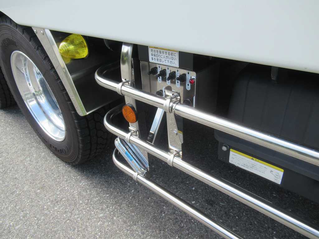 四国車体 積載量13200㎏ ウィンチ 自動あゆみ AT車|中古トラックの販売・買取・査定のアイナビ