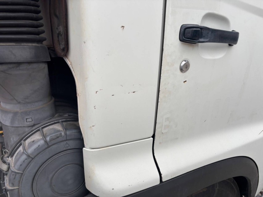 吊t数2.9t吊4段ブーム古河ユニックラジコン床アピトン|中古トラックの販売・買取・査定のアイナビ