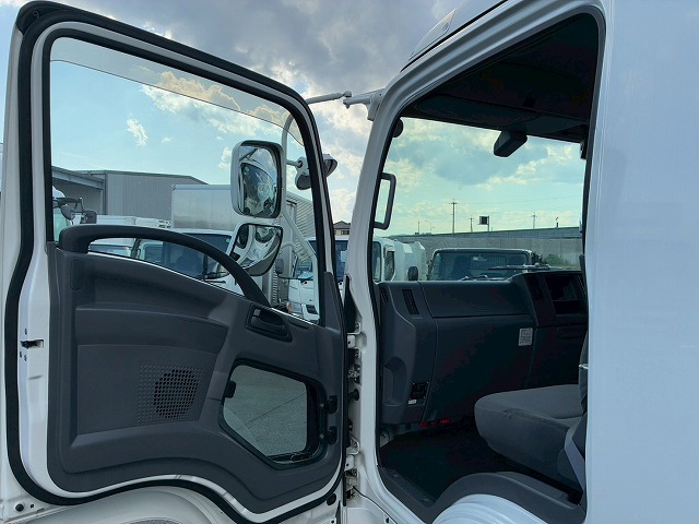 保証対象車フルキャブ日本フルハーフラッシング210馬力|中古トラックの販売・買取・査定のアイナビ