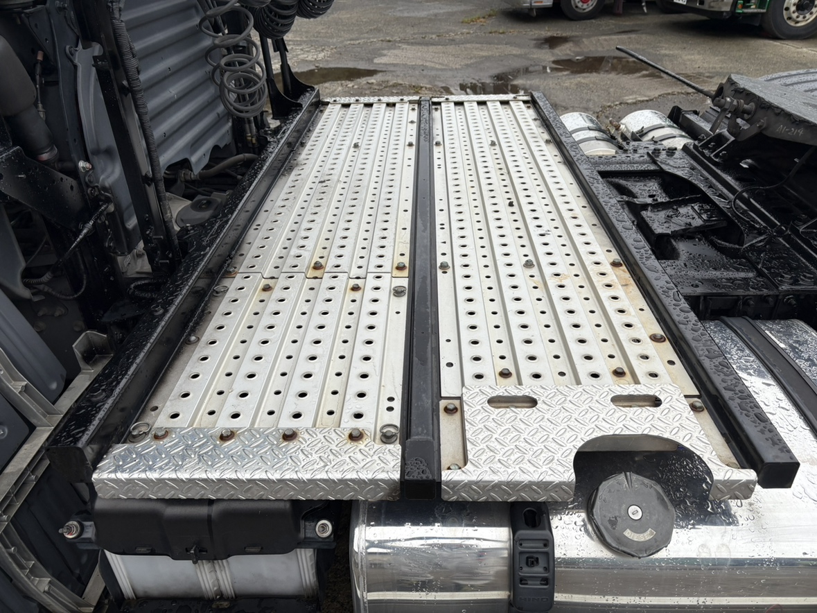 R1年式7速MTトラクタハイグレード車検R8.9まで|中古トラックの販売・買取・査定のアイナビ