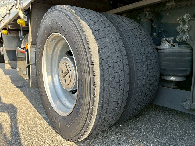 8×4後輪エアサス日本フルハーフアルミホイールスムーサーG|中古トラックの販売・買取・査定のアイナビ