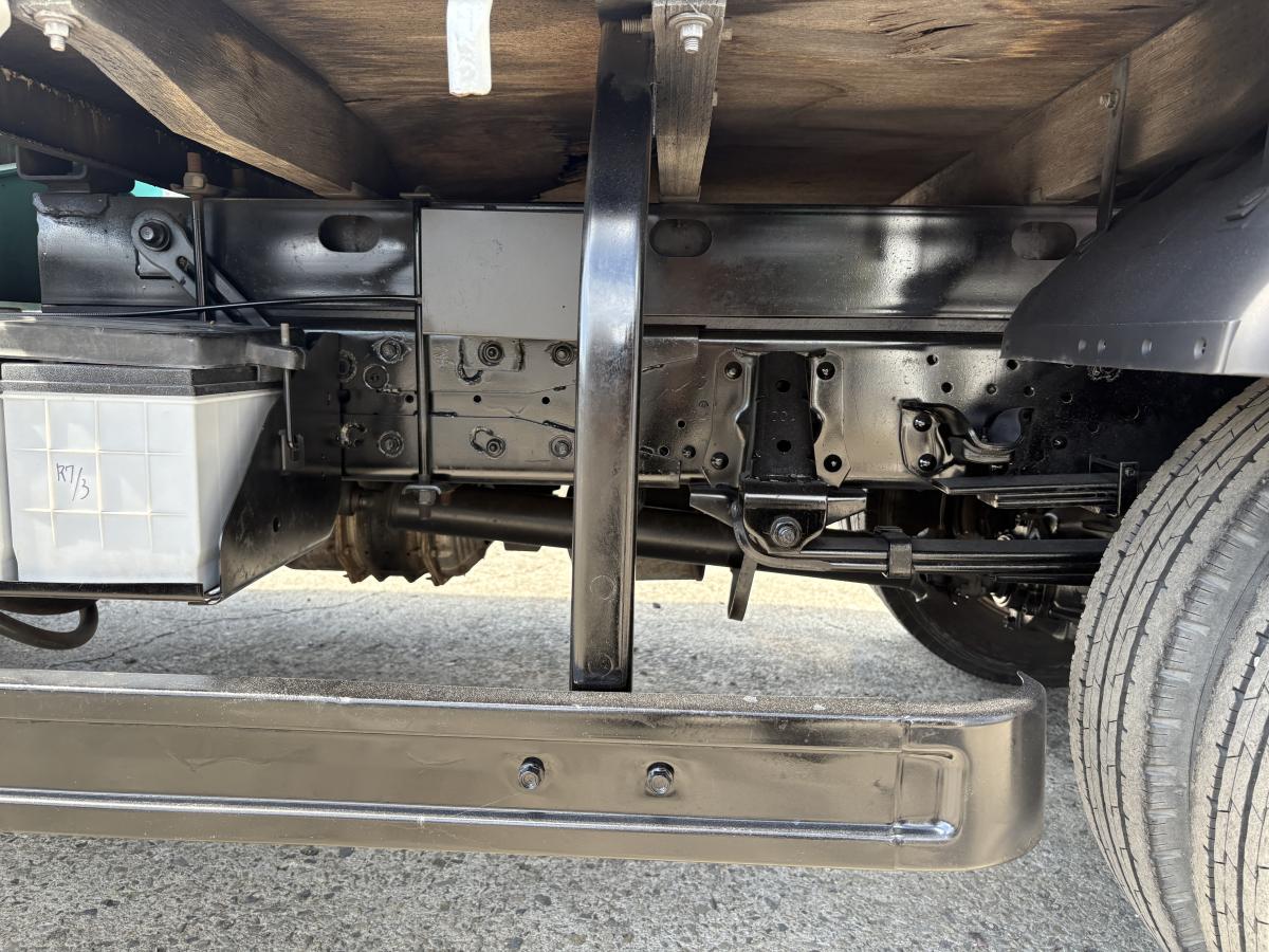 H21エルフ3.75t平ボディ ショート 3段クレーンラジコン付き|中古トラックの販売・買取・査定のアイナビ