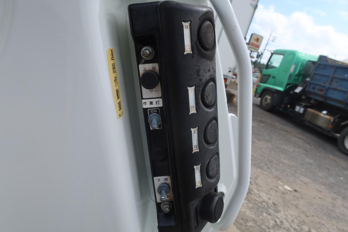 ワイド幅 プレス式パッカー車 新明和製6.0立米 積載2700kg|中古トラックの販売・買取・査定のアイナビ