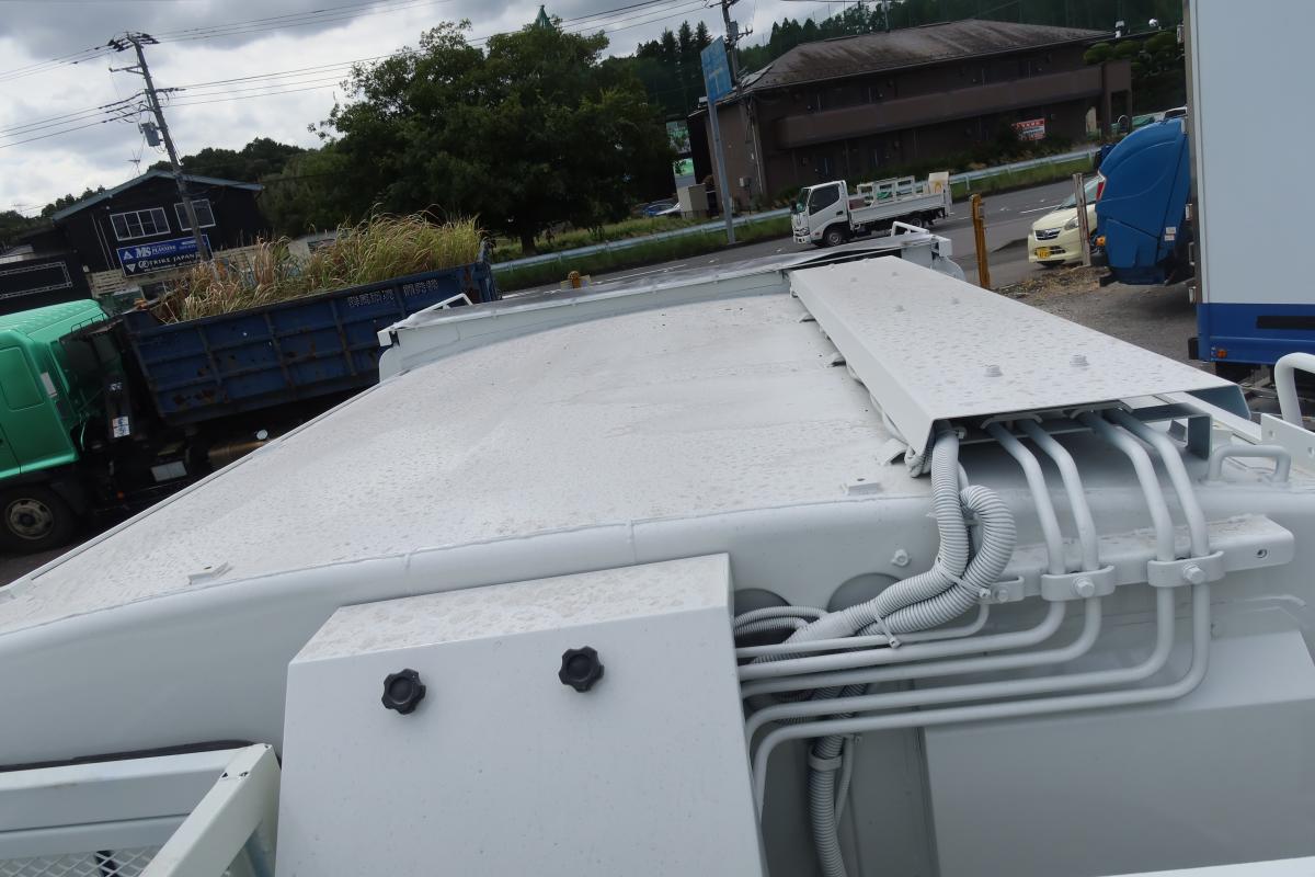 ワイド幅 プレス式パッカー車 新明和製6.0立米 積載2700kg|中古トラックの販売・買取・査定のアイナビ