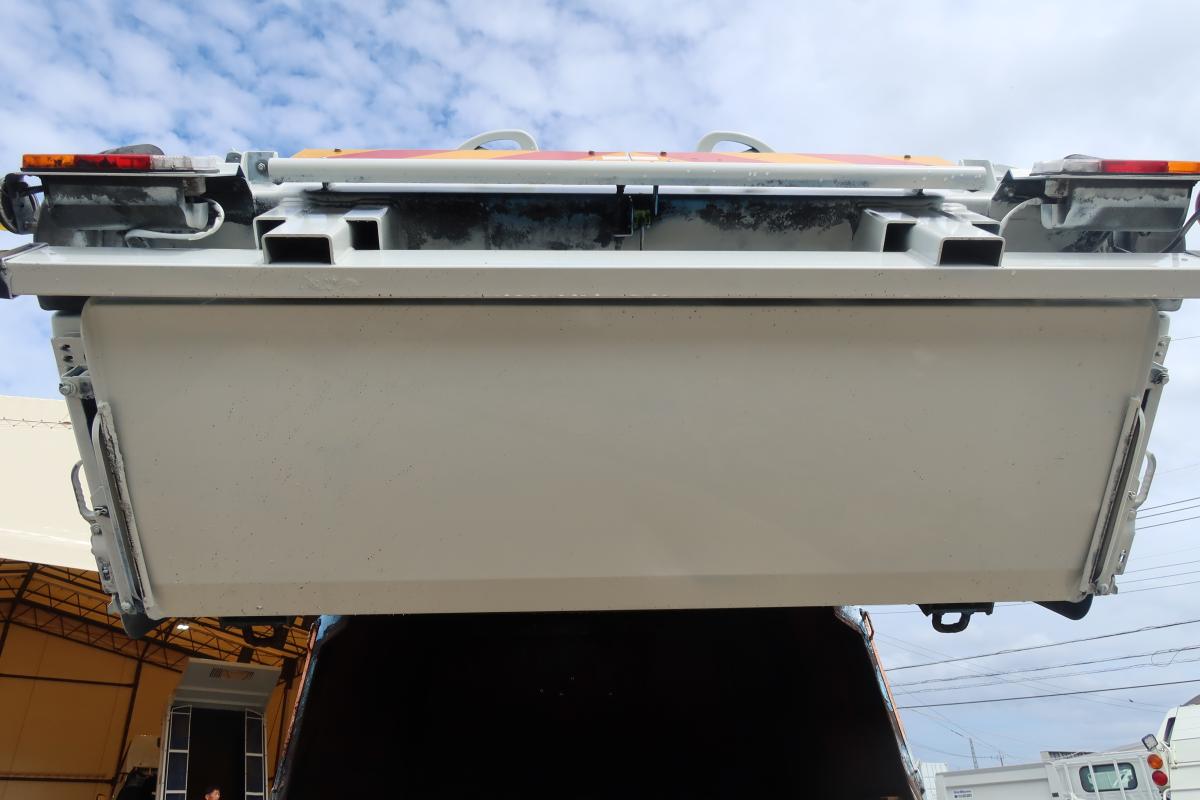 ワイド幅 プレス式パッカー車 新明和製6.0立米 積載2700kg|中古トラックの販売・買取・査定のアイナビ