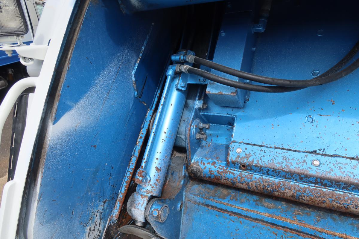 ワイド幅 プレス式パッカー車 新明和製6.0立米 積載2700kg|中古トラックの販売・買取・査定のアイナビ