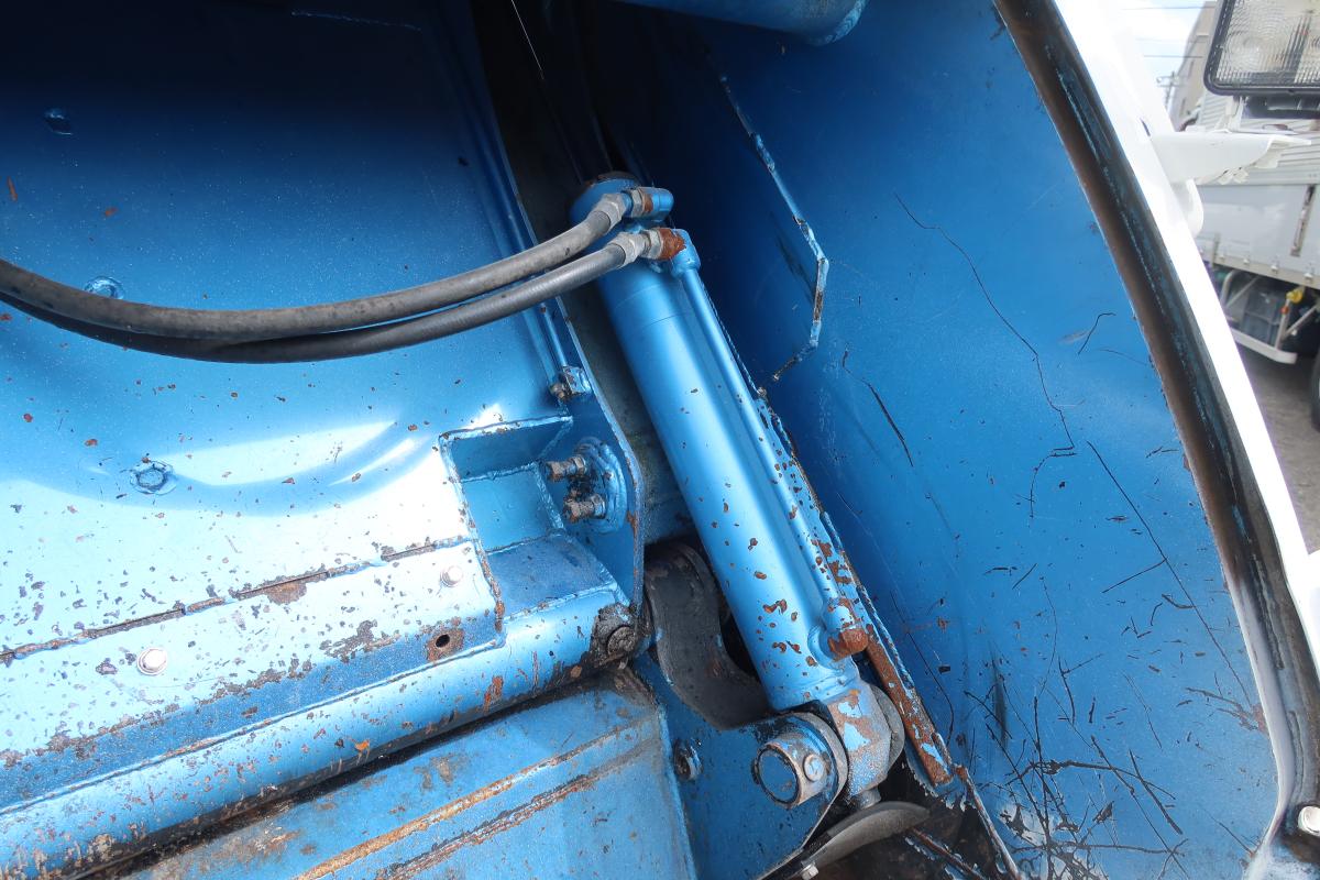 ワイド幅 プレス式パッカー車 新明和製6.0立米 積載2700kg|中古トラックの販売・買取・査定のアイナビ