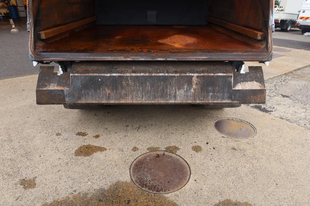 ワイド幅 プレス式パッカー車 新明和製6.0立米 積載2700kg|中古トラックの販売・買取・査定のアイナビ
