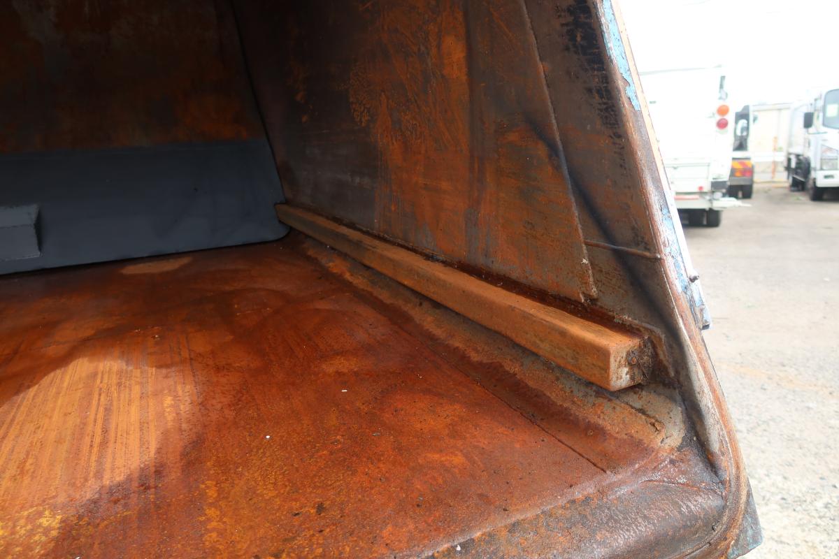 ワイド幅 プレス式パッカー車 新明和製6.0立米 積載2700kg|中古トラックの販売・買取・査定のアイナビ