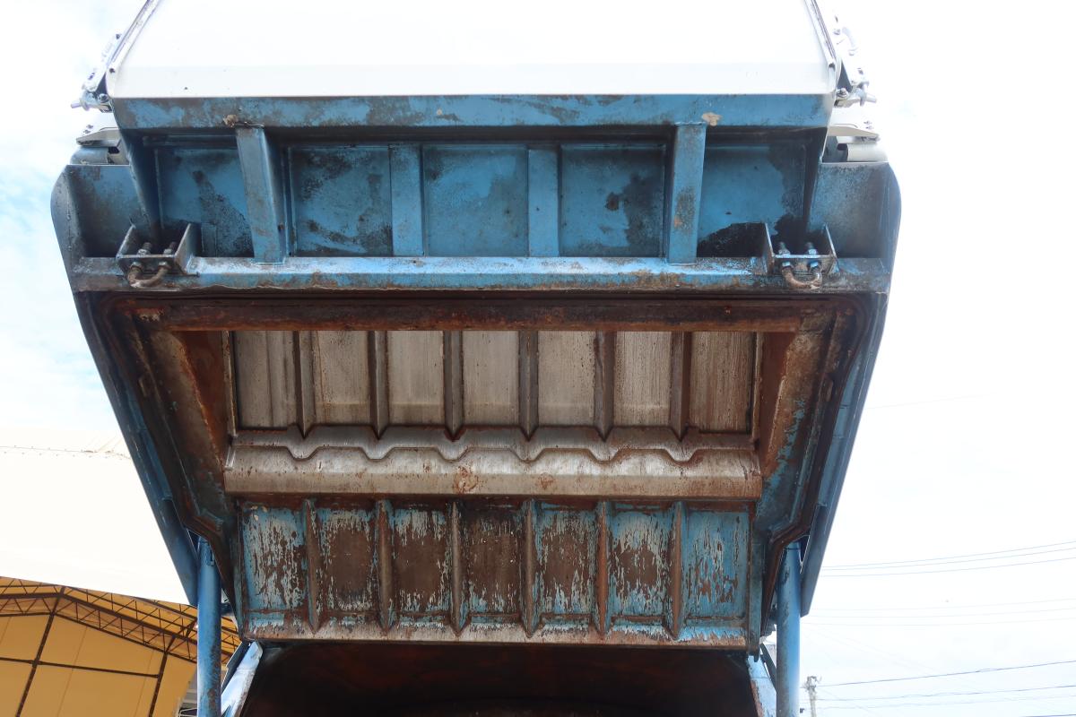 ワイド幅 プレス式パッカー車 新明和製6.0立米 積載2700kg|中古トラックの販売・買取・査定のアイナビ