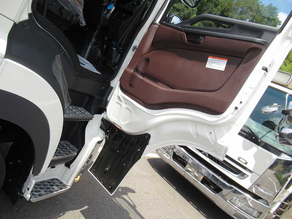 4軸低床 クレーン付 ユニック 4段 380PS 7速|中古トラックの販売・買取・査定のアイナビ