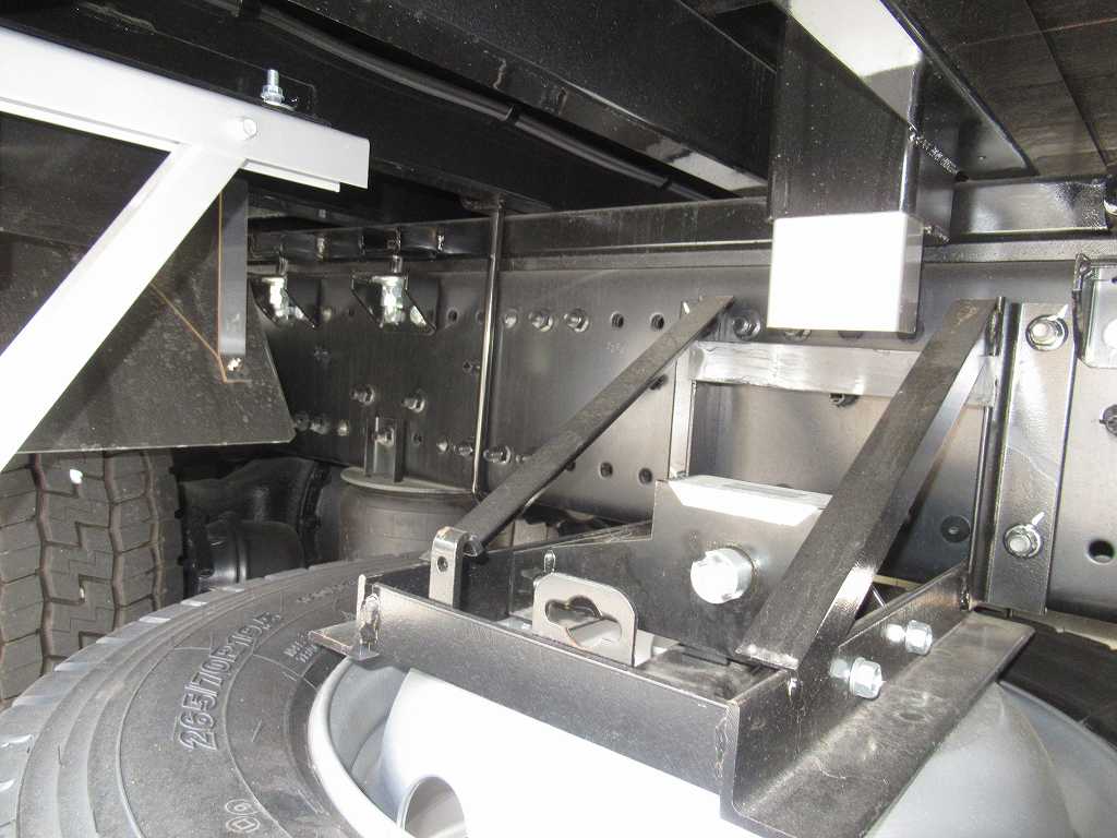 4軸低床 クレーン付 ユニック 4段 380PS 7速|中古トラックの販売・買取・査定のアイナビ