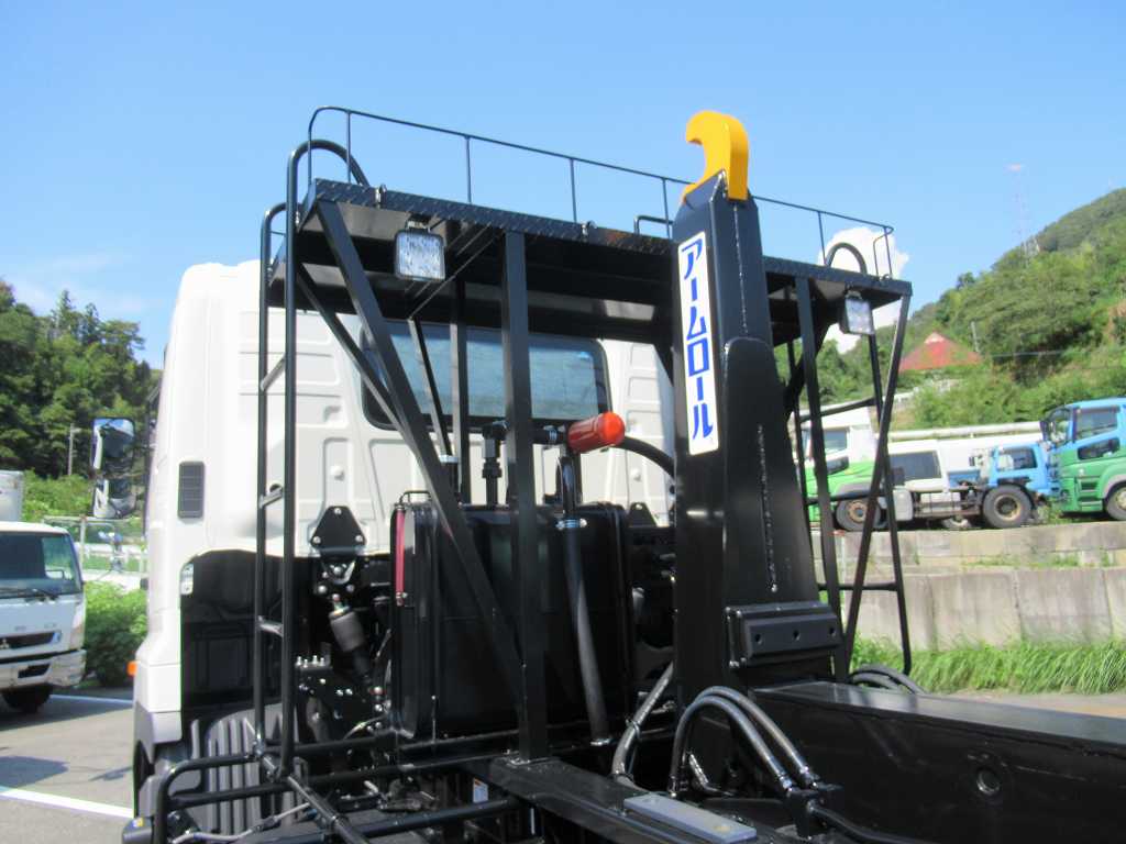 新明和 22t アームロール 2デフ 380PS 7速|中古トラックの販売・買取・査定のアイナビ