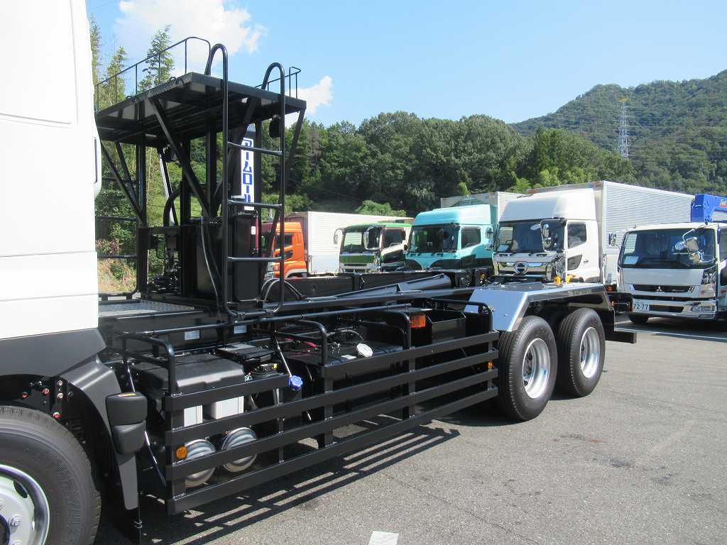 新明和 22t アームロール 2デフ 380PS 7速|中古トラックの販売・買取・査定のアイナビ