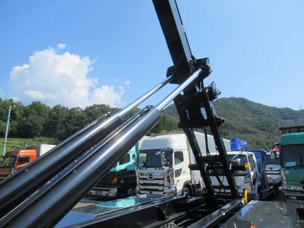 新明和 22t アームロール 2デフ 380PS 7速|中古トラックの販売・買取・査定のアイナビ