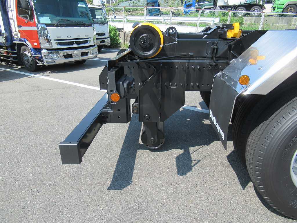 新明和 22t アームロール 2デフ 380PS 7速|中古トラックの販売・買取・査定のアイナビ