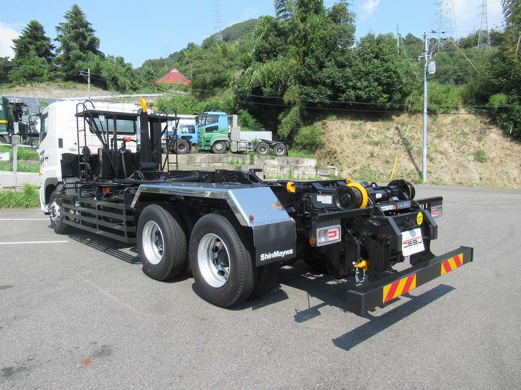新明和 22t アームロール 2デフ 380PS 7速|中古トラックの販売・買取・査定のアイナビ