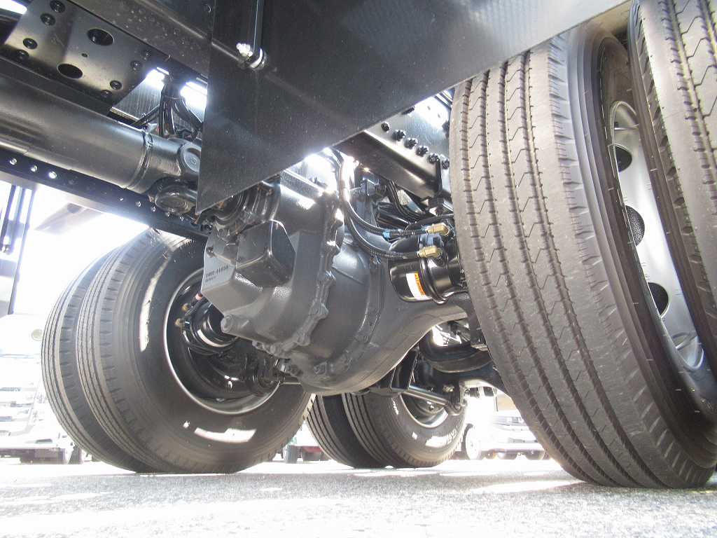 新明和 22t アームロール 2デフ 380PS 7速|中古トラックの販売・買取・査定のアイナビ