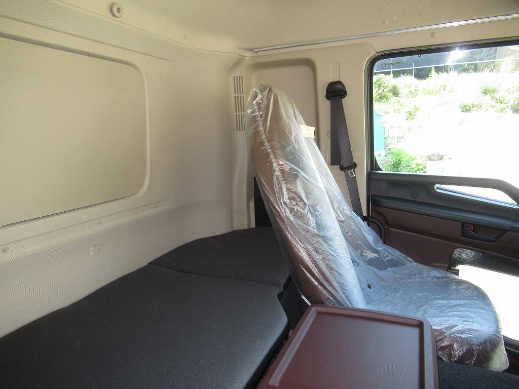 新明和 22t アームロール 2デフ 380PS 7速|中古トラックの販売・買取・査定のアイナビ