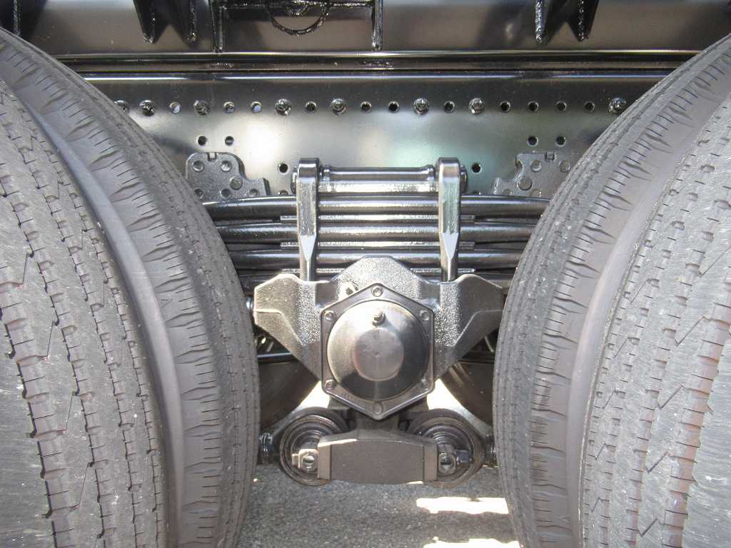 新明和 22t アームロール 2デフ 380PS 7速|中古トラックの販売・買取・査定のアイナビ