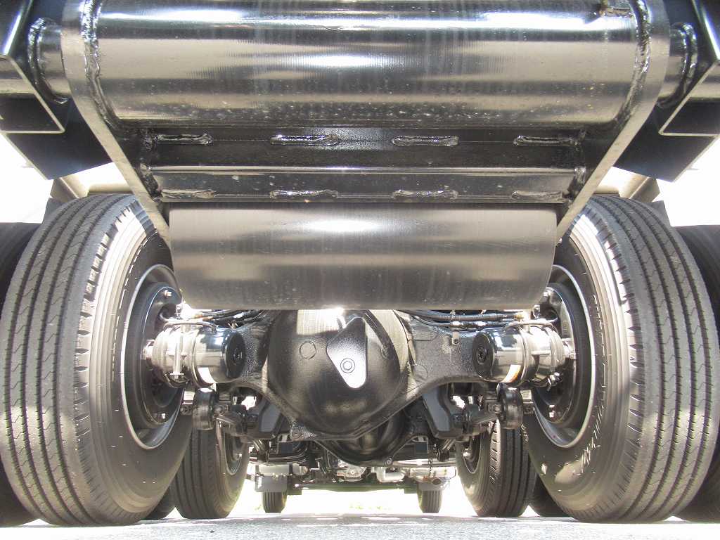 新明和 22t アームロール 2デフ 380PS 7速|中古トラックの販売・買取・査定のアイナビ