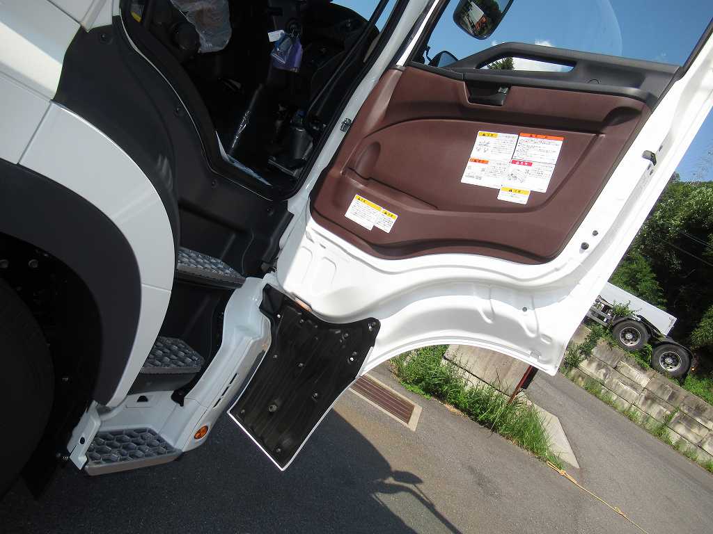 新明和 22t アームロール 2デフ 380PS 7速|中古トラックの販売・買取・査定のアイナビ