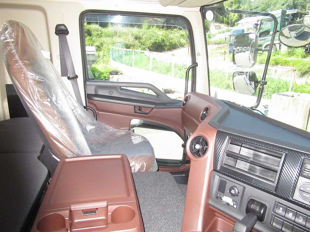 新明和 22t アームロール 2デフ 380PS 7速|中古トラックの販売・買取・査定のアイナビ