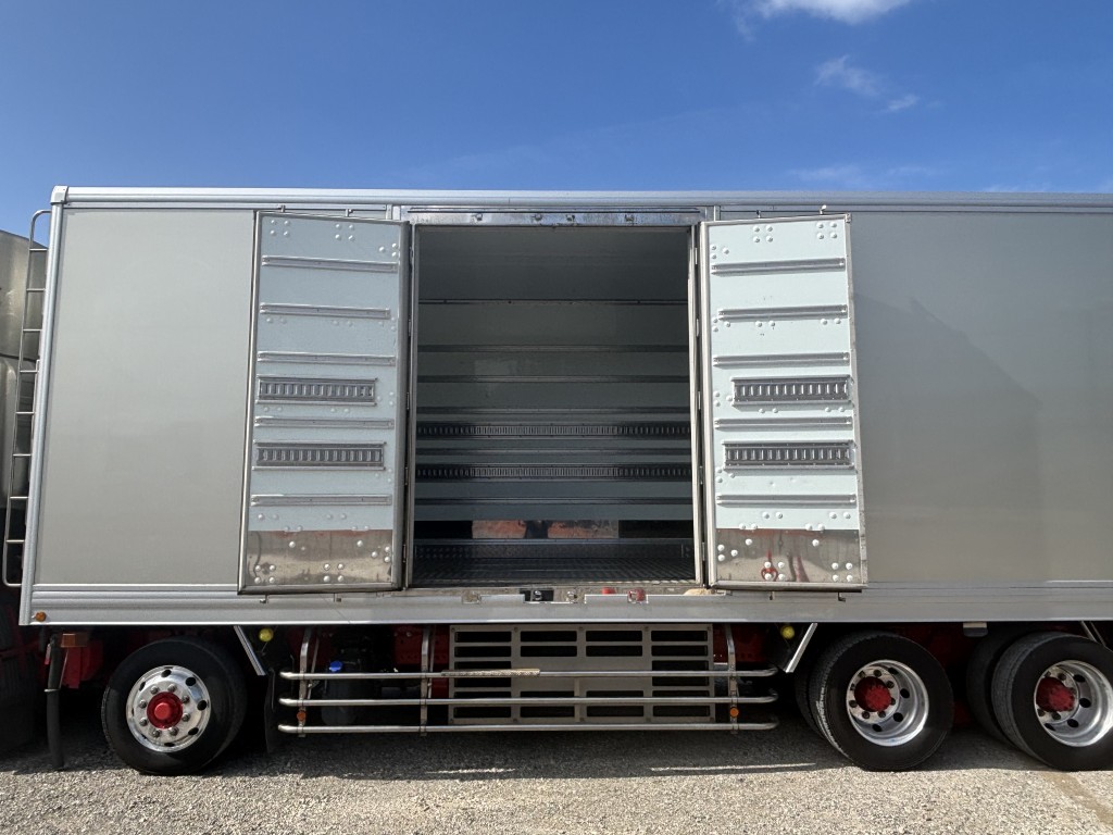 4軸低床エアサスハイルーフ低温東プレサイド観音扉|中古トラックの販売・買取・査定のアイナビ