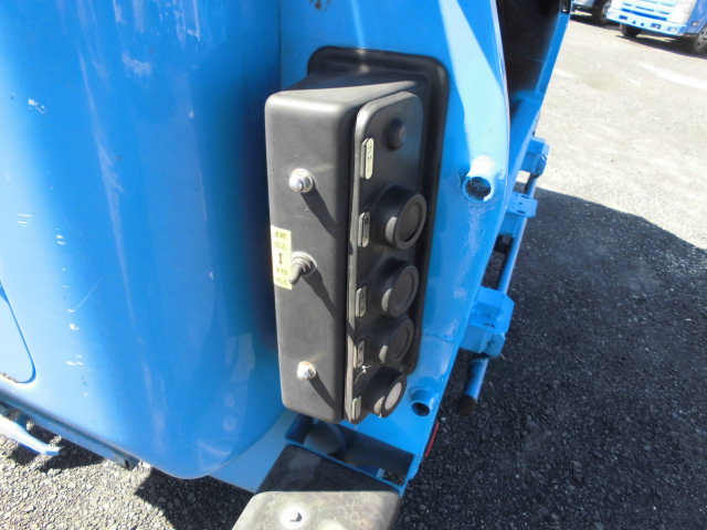 4Tパッカー車8.5立米プレス式塵芥車押出式連続動作|中古トラックの販売・買取・査定のアイナビ