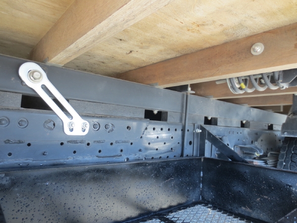 いすゞエルフ3段ラジコンクレーン付|中古トラックの販売・買取・査定のアイナビ