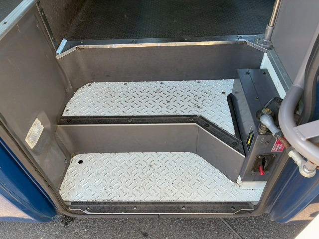 乗車定員29人リアトランク総輪エアサス自動扉ガソリン車|中古トラックの販売・買取・査定のアイナビ