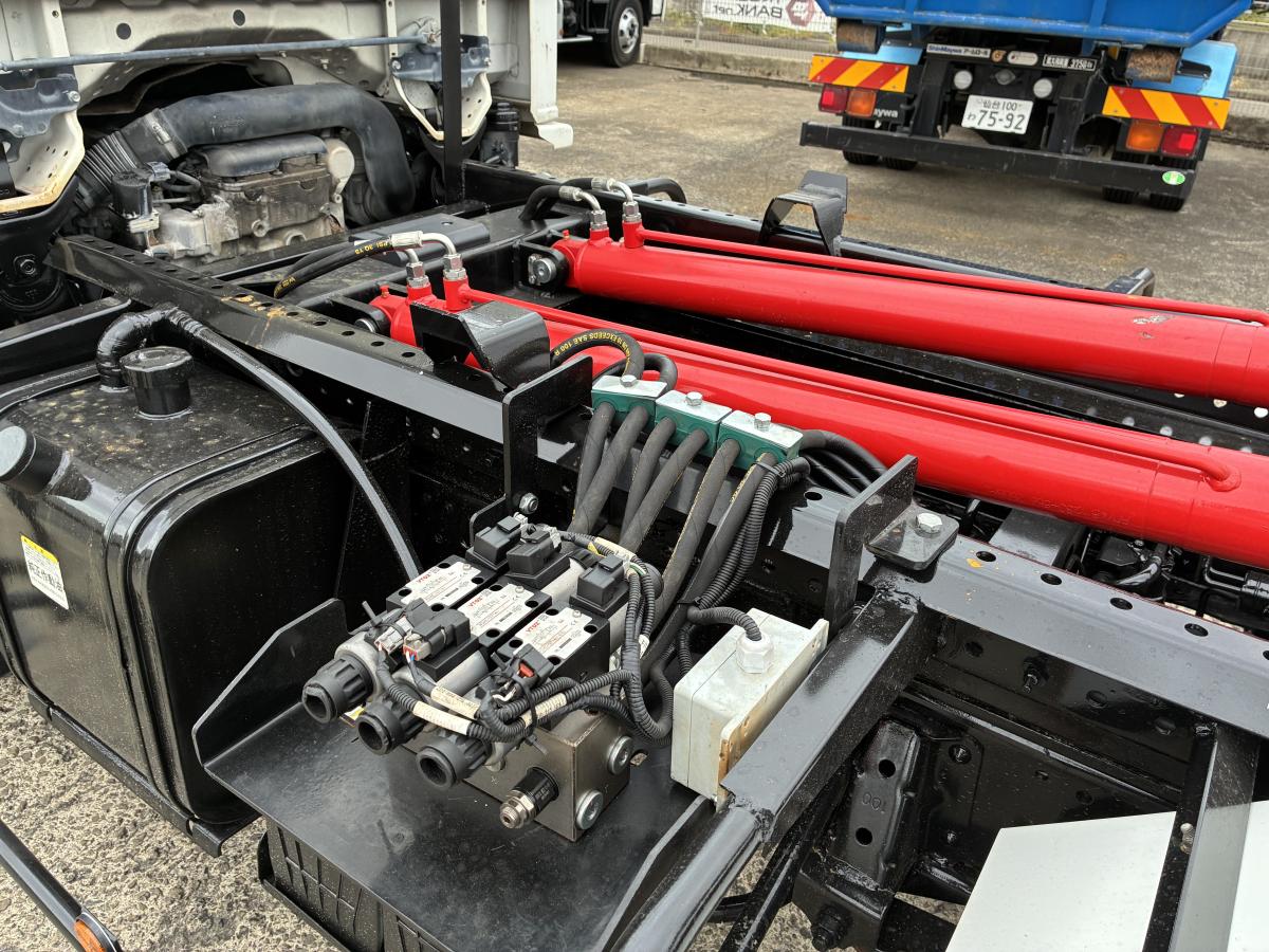 上物ほぼ新品、3tアームロール、箱付、Km少ない|中古トラックの販売・買取・査定のアイナビ