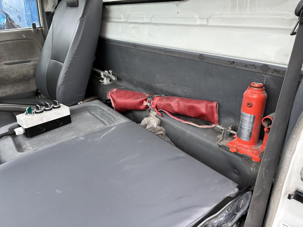 上物ほぼ新品、3tアームロール、箱付、Km少ない|中古トラックの販売・買取・査定のアイナビ