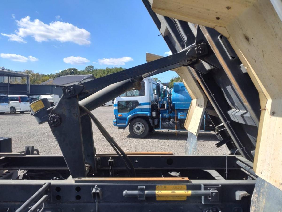 トヨタトヨエースタンクローリー 1層3.3KL 消防書類有り|中古トラックの販売・買取・査定のアイナビ