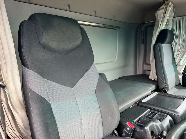 4段ラジコン★4軸低床2デフ★後輪エアサス★12.3トン積載!|中古トラックの販売・買取・査定のアイナビ