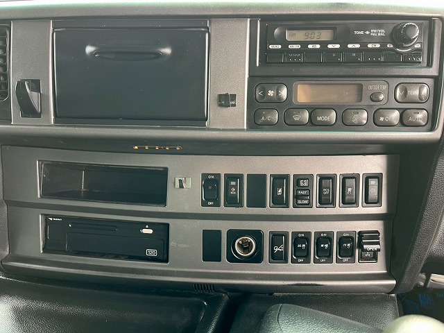 4段ラジコン★4軸低床2デフ★後輪エアサス★12.3トン積載!|中古トラックの販売・買取・査定のアイナビ