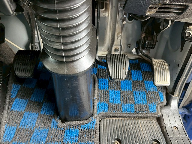 4段ラジコン★4軸低床2デフ★後輪エアサス★12.3トン積載!|中古トラックの販売・買取・査定のアイナビ