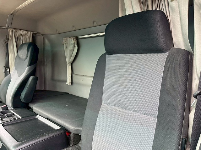 4段ラジコン★4軸低床2デフ★後輪エアサス★12.3トン積載!|中古トラックの販売・買取・査定のアイナビ