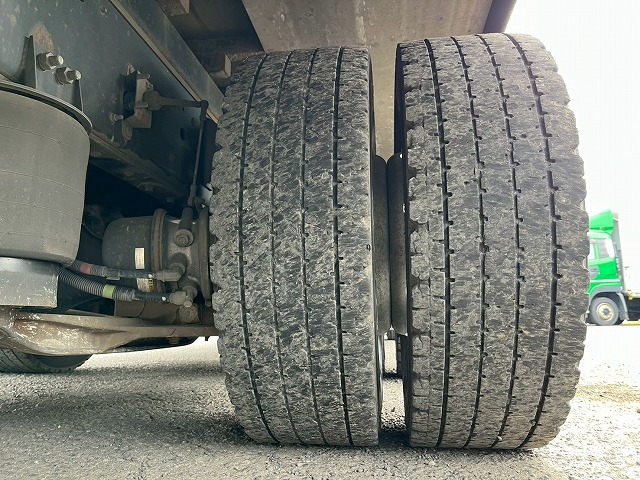 4段ラジコン★4軸低床2デフ★後輪エアサス★12.3トン積載!|中古トラックの販売・買取・査定のアイナビ