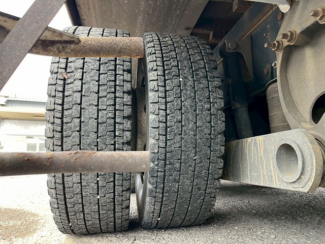 4段ラジコン★4軸低床2デフ★後輪エアサス★12.3トン積載!|中古トラックの販売・買取・査定のアイナビ