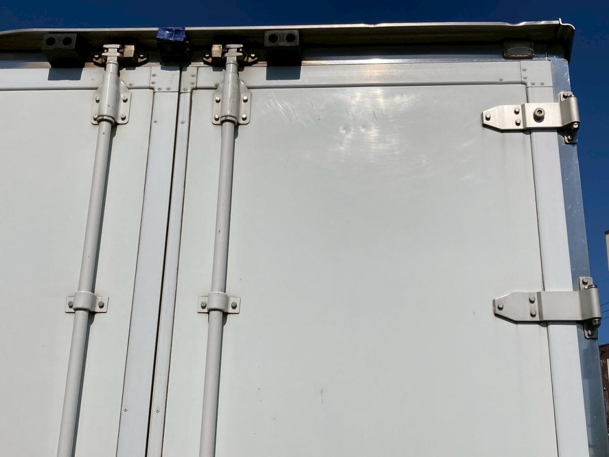 冷蔵冷凍車3.05トン積載低温格納PG6200ボディ左サイド扉|中古トラックの販売・買取・査定のアイナビ