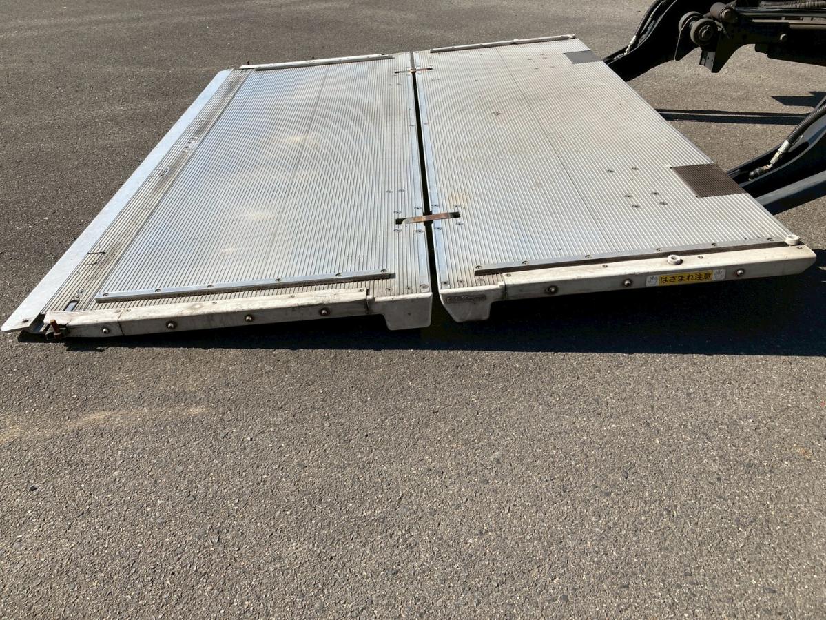 冷蔵冷凍車3.05トン積載低温格納PG6200ボディ左サイド扉|中古トラックの販売・買取・査定のアイナビ