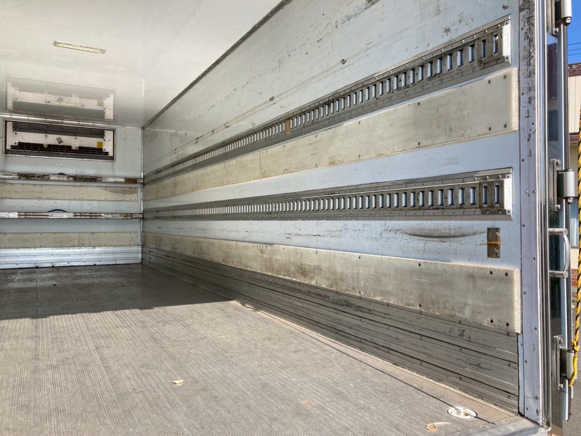 冷蔵冷凍車3.05トン積載低温格納PG6200ボディ左サイド扉|中古トラックの販売・買取・査定のアイナビ