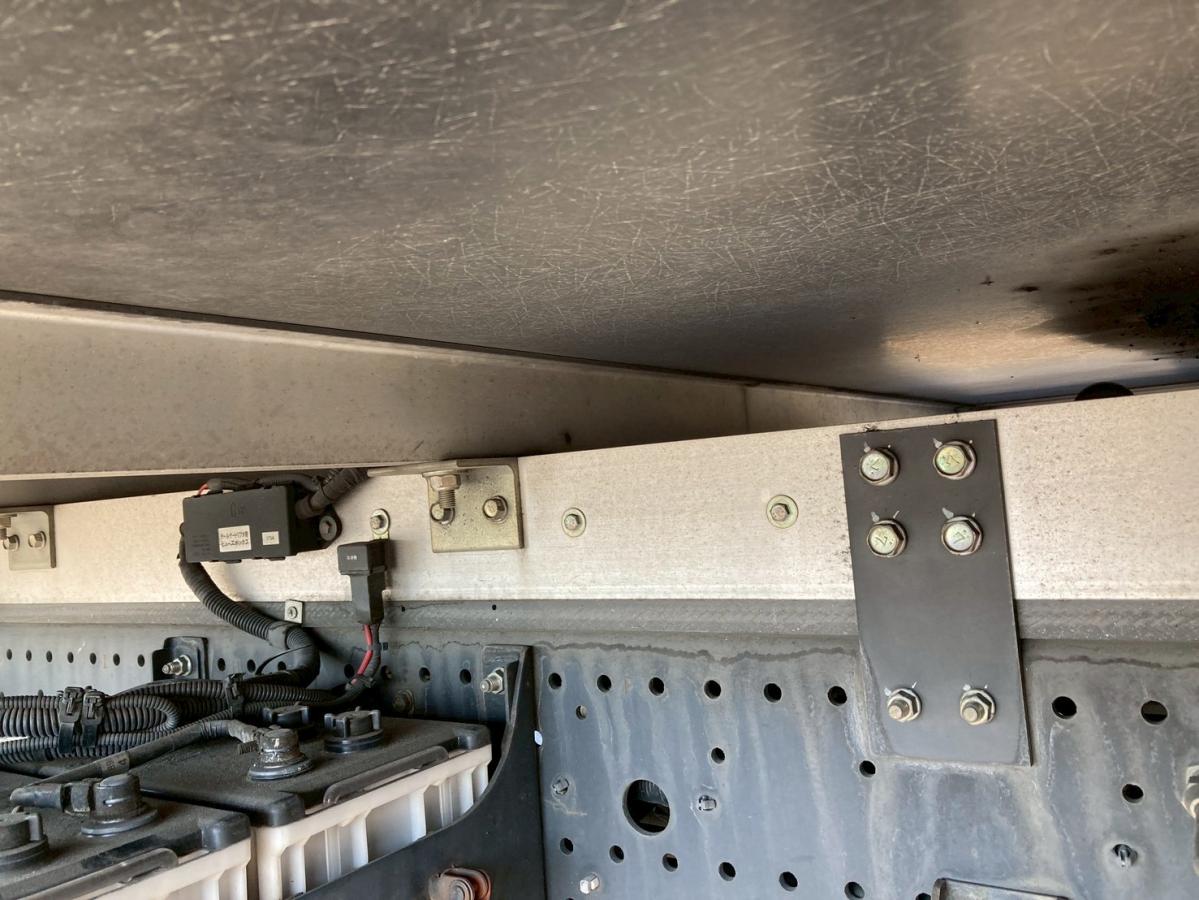 冷蔵冷凍車3.05トン積載低温格納PG6200ボディ左サイド扉|中古トラックの販売・買取・査定のアイナビ