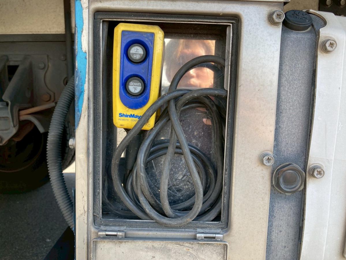 冷蔵冷凍車3.05トン積載低温格納PG6200ボディ左サイド扉|中古トラックの販売・買取・査定のアイナビ