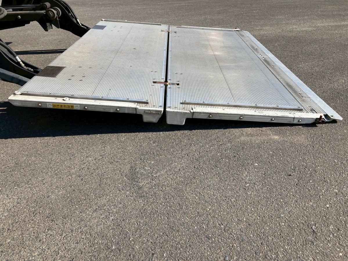 冷蔵冷凍車3.05トン積載低温格納PG6200ボディ左サイド扉|中古トラックの販売・買取・査定のアイナビ