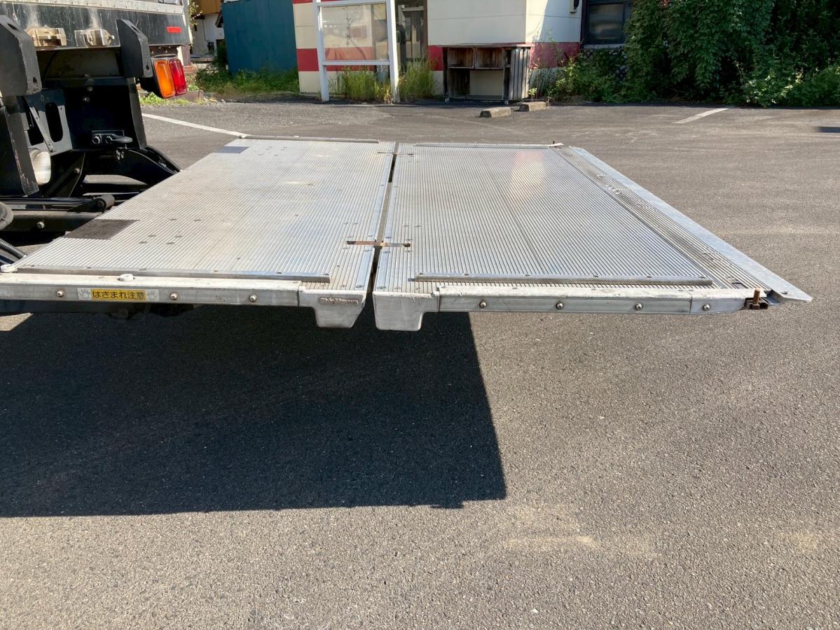 冷蔵冷凍車3.05トン積載低温格納PG6200ボディ左サイド扉|中古トラックの販売・買取・査定のアイナビ