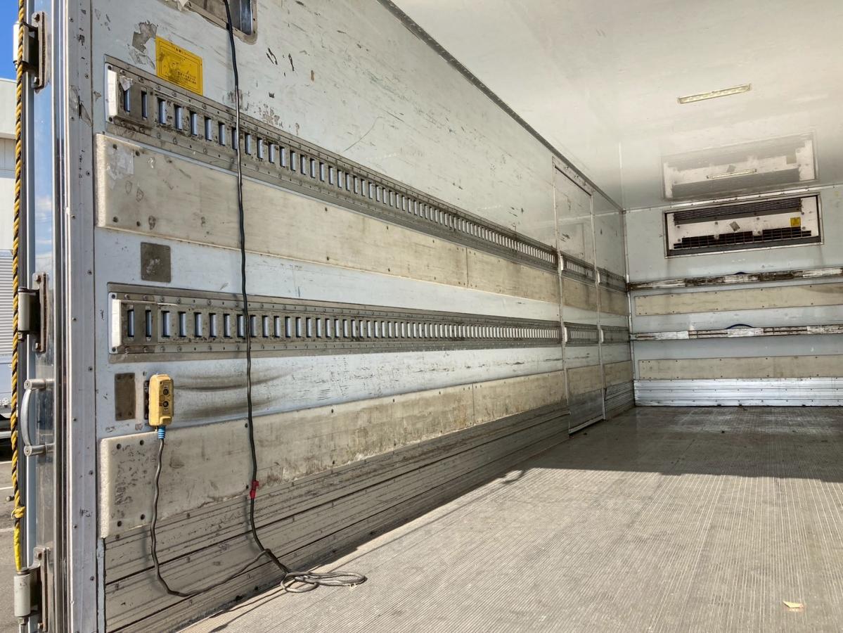 冷蔵冷凍車3.05トン積載低温格納PG6200ボディ左サイド扉|中古トラックの販売・買取・査定のアイナビ