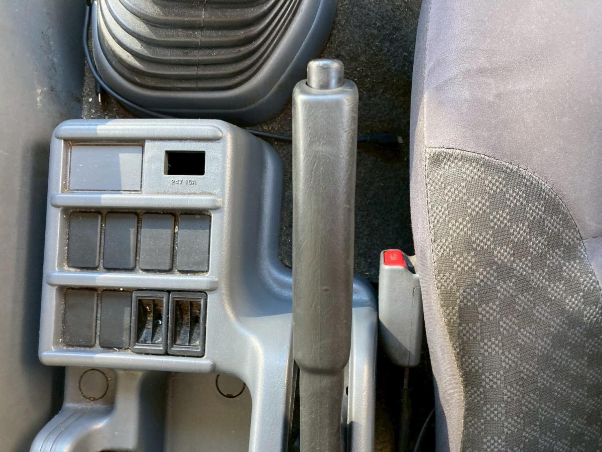 冷蔵冷凍車3.05トン積載低温格納PG6200ボディ左サイド扉|中古トラックの販売・買取・査定のアイナビ